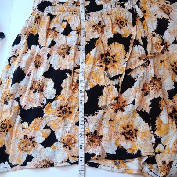 NWT Resort wear short pockets floral print Black Cream rayon Plus Size 2X. - Picture 8 of 15